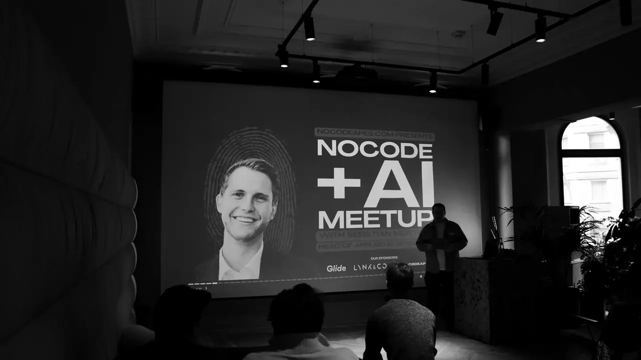 Sebastian Mertens (Make.com) per Video auf der Leinwand