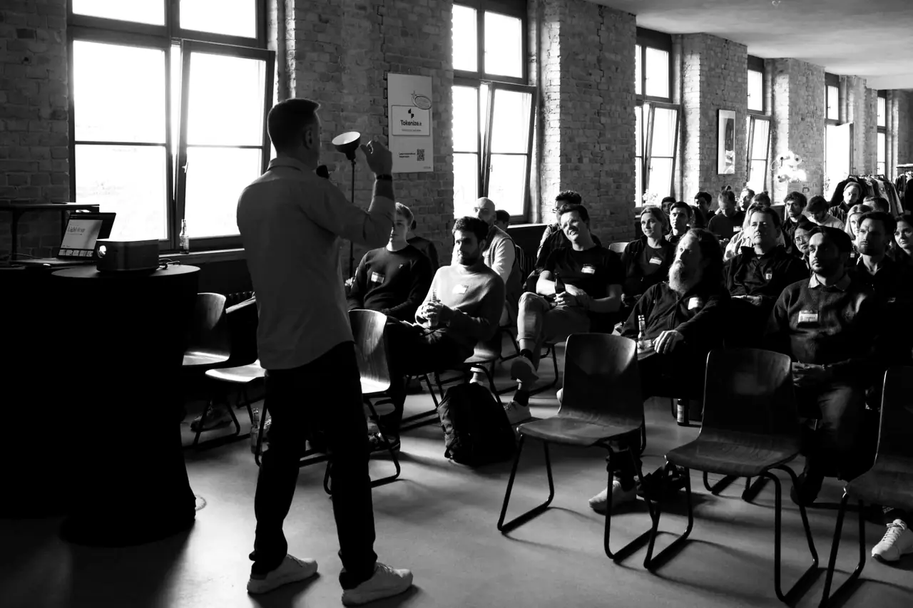 Patrick Cowden (The Beyond Company) am Mikrofon