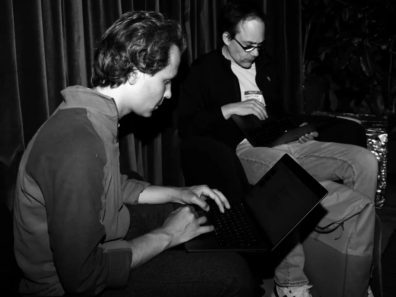 Zwei Teilnehmer am Laptop
