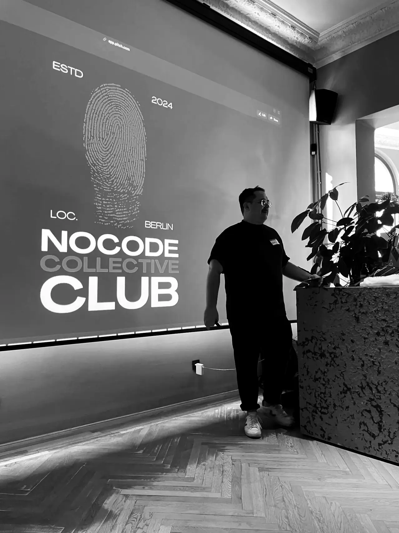 Das Club-Logo auf der Leinwand vor dem Start