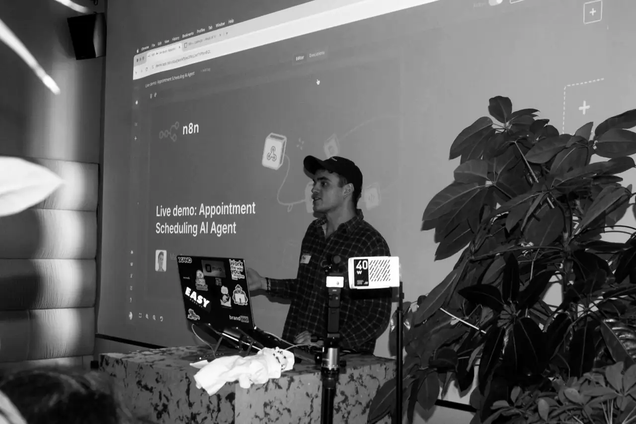 Maxym Tkacz (n8n) baut live einen AI-Agenten für Terminbuchungen
