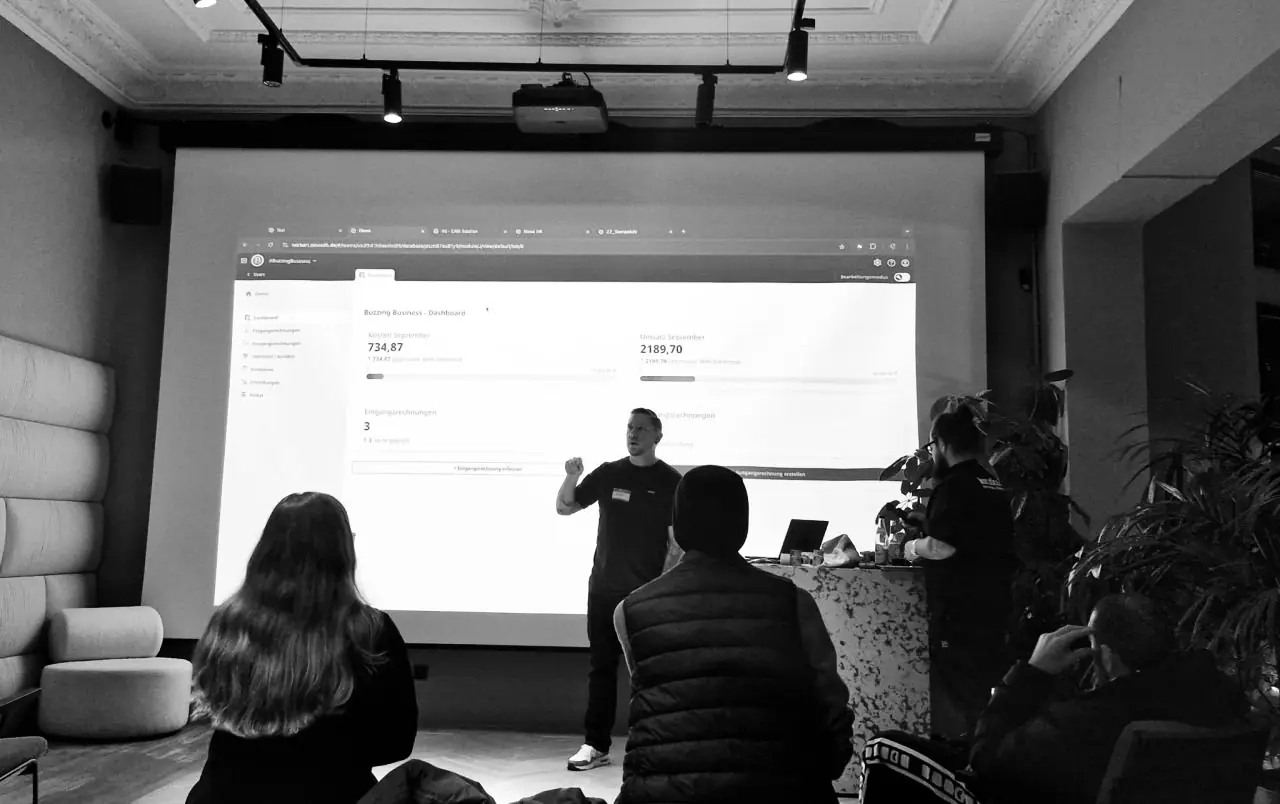 Nikolaos Trikaliotis (Ninox) zeigt live ein Dashboard für Rechnungen