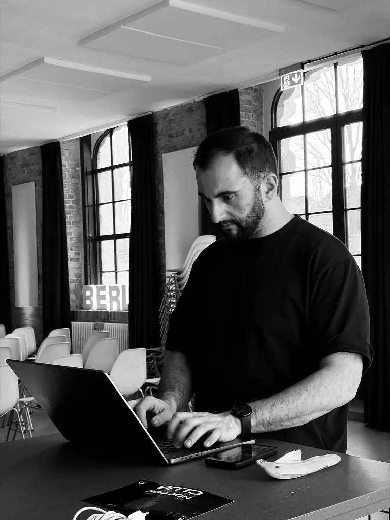 Alexander Amin am Laptop im w3.hub
